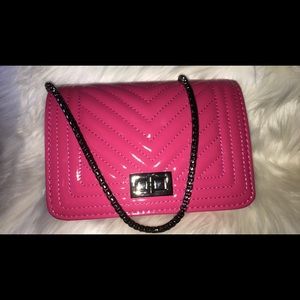 Shop our “Neon Pinky” handbag 💕